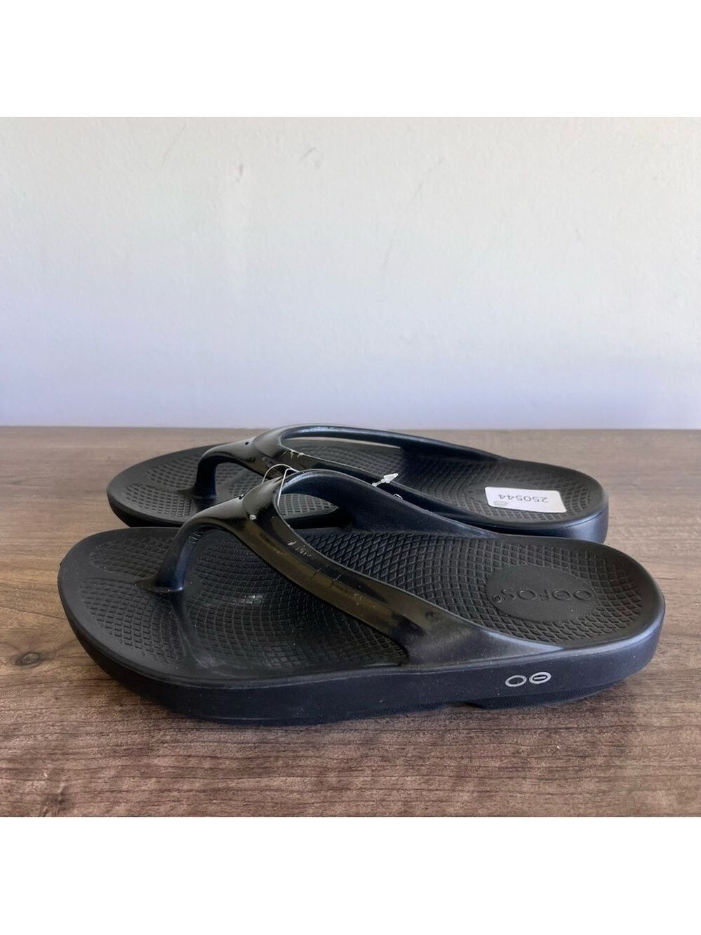 OOFOS Women's Black Thong Sandal with Glossy Straps - Picture 4 of 11
